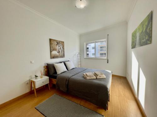 - une chambre avec un lit et une fenêtre dans l'établissement Apartamento TR, à Armação de Pêra