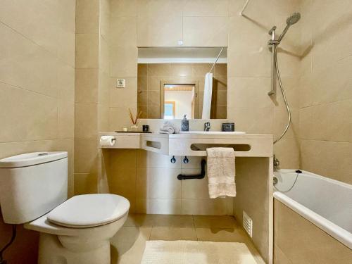 La salle de bains est pourvue de toilettes, d'un lavabo et d'une baignoire. dans l'établissement Apartamento TR, à Armação de Pêra