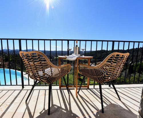 een tafel en stoelen op een balkon met uitzicht bij Chambre d'hôtes Cottes in Callian