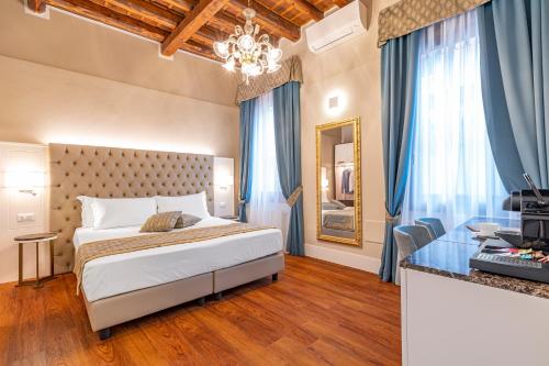 Habitación de hotel con cama y escritorio en Residenza La Duchessa Deluxe Rooms, en Venecia