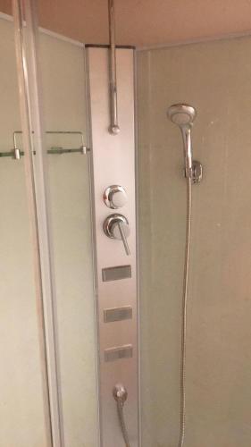 um chuveiro numa casa de banho com uma porta de vidro em La bulle de Mont em Yvoir