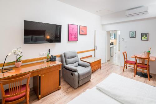 a office with a desk and a chair and a table at Best Western Plus Celebrity Suites in Vienna