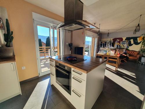 - une cuisine avec un comptoir et une cuisinière four supérieur dans l'établissement Chez Georgette***, à Gérardmer