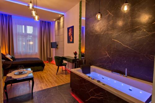 a living room with a large tub in a room at Apartament czarny z jacuzzi in Krakow
