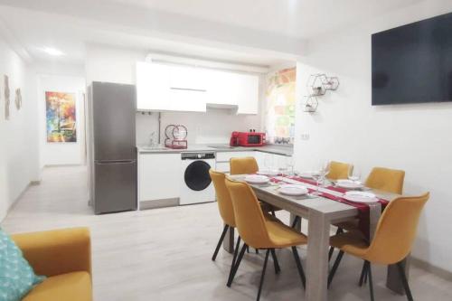 uma cozinha e sala de jantar com mesa e cadeiras em - LUJO - Parking, Maquina Arcade, Wifi y Netflix em Oviedo
