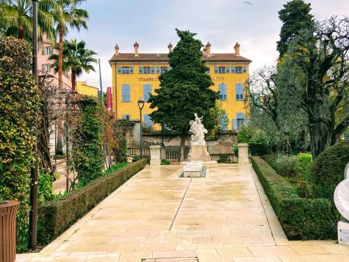 Afbeelding uit fotogalerij van Un palmier à sa fenêtre in Grasse