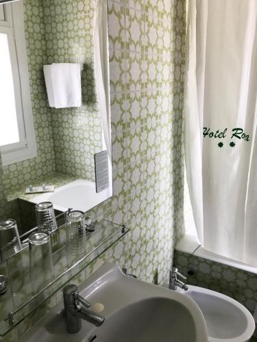 Ένα μπάνιο στο Hotel Roca