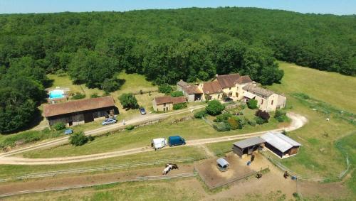 una vista aérea de una granja con una casa en Chambres d'hôtes de la Grande Combe, en Mauzac-et-Grand-Castang