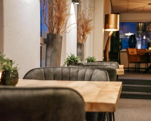 a row of chairs and tables in a restaurant at Hotel Beatrix in De Koog