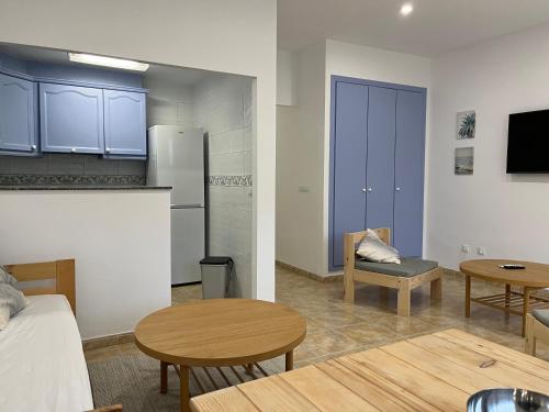 un soggiorno con armadi blu e una cucina di Bet&CoBeach Apartments a Valencia