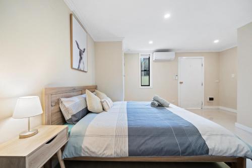 Postel nebo postele na pokoji v ubytování New 1-bedroom house with free parking