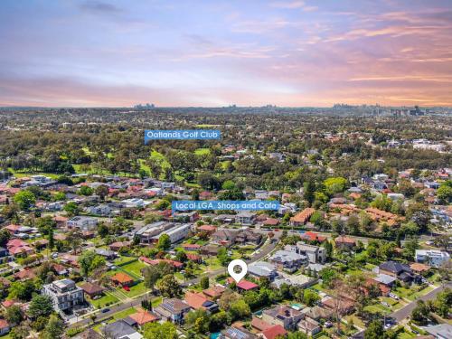 una vista aerea di un sobborgo con case di New 1-bedroom house with free parking a Sydney