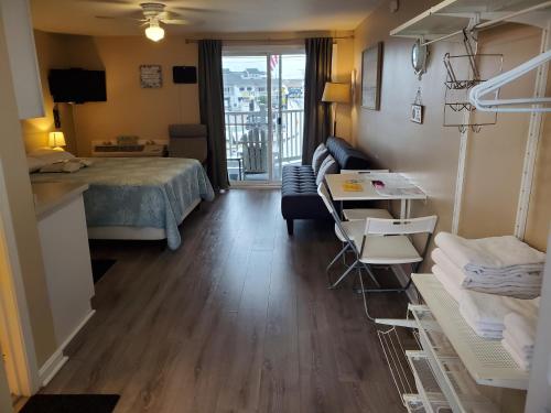 Ashworth Ave Condos – Photos 4