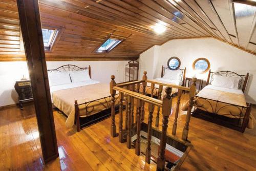 um quarto com 2 camas e um tecto de madeira em Villa Kastanodasos em Emporio