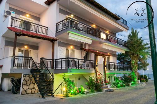 - un bâtiment avec des balcons sur le côté dans l'établissement Magda Rooms ''Sea View'', à Neos Marmaras