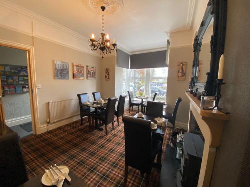 a restaurant with a dining room with tables and chairs at Autumn Leaves Guest House in Windermere