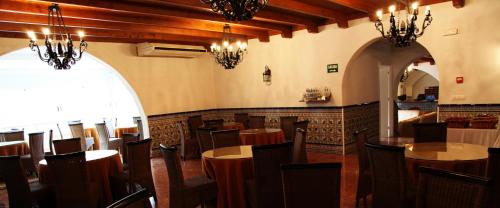Reštaurácia alebo iné gastronomické zariadenie v ubytovaní HOSTAL LA CAÑADA RUIDERA