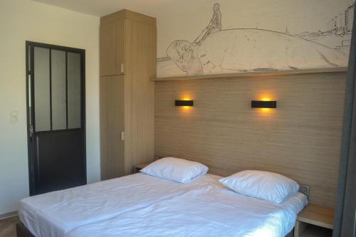 Een bed of bedden in een kamer bij Hotel Sandeshoved Zeedijk