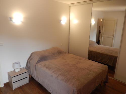 Llit o llits en una habitació de Maison de village située dans le magnifique Golfe de Porto