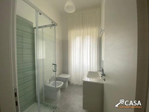 een badkamer met een toilet, een wastafel en een douche bij Casa Costantinopoli in Padula