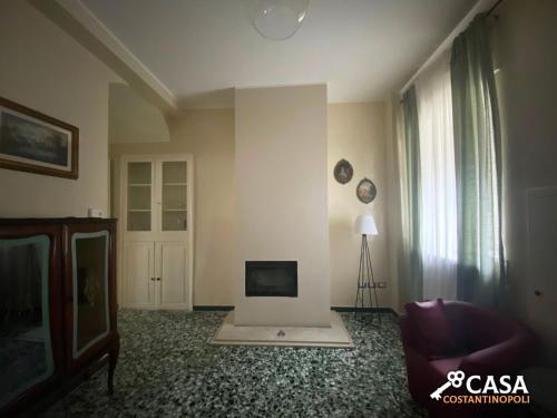 een woonkamer met een bank en een televisie bij Casa Costantinopoli in Padula