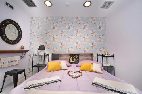 sypialnia z dużym łóżkiem z dwoma klawiaturami w obiekcie Port view apartment w mieście Skopelos