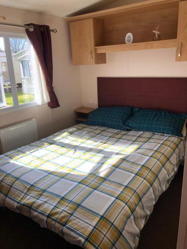 Кровать или кровати в номере 10 berth caravan on marine park in Rhyl