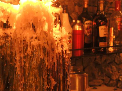 a bar with a bunch of bottles of alcohol at Terra Dos Goitis - Chalés - Pipa in Pipa