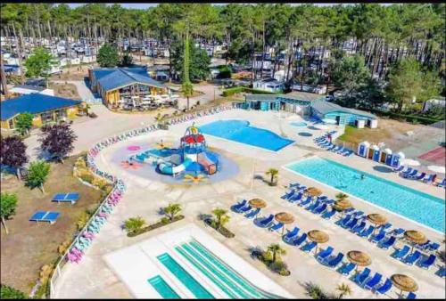an aerial view of a pool at a resort at Vacances sous les pins, près de la mer, 6-8 pers,bien équipé, piscine in Saint-Julien-en-Born