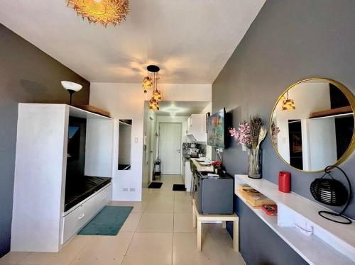 ein Wohnzimmer mit einem großen Spiegel an der Wand in der Unterkunft Cool Suites at Wind Residences Tagaytay Staycation- IM HANA 1 in Tagaytay