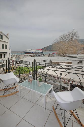 Port view apartment skopelos