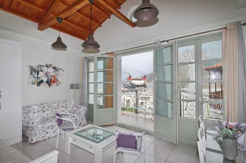 salon z kanapą i stołem w obiekcie Port view apartment w mieście Skopelos