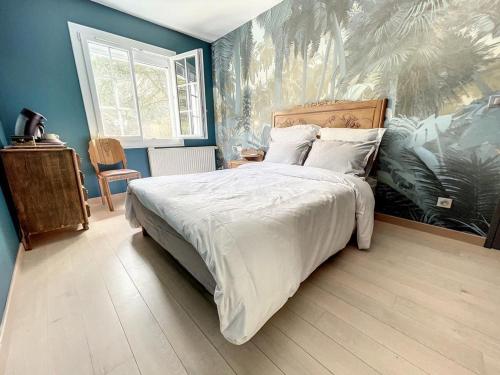 um quarto com uma cama grande e paredes azuis em Chez Amélie em Crémieu