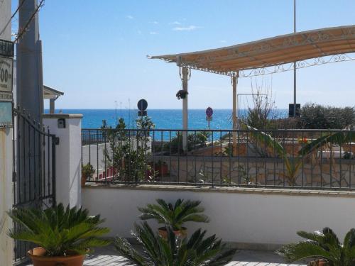 a balcony with a view of the ocean at Villetta mare Salento in Patù