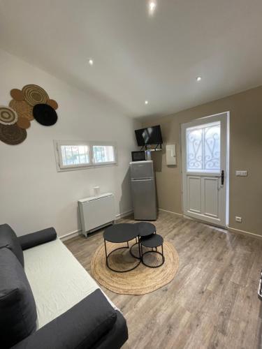 una sala de estar con un sofá y una mesa en Le petit cassis, en Cassis