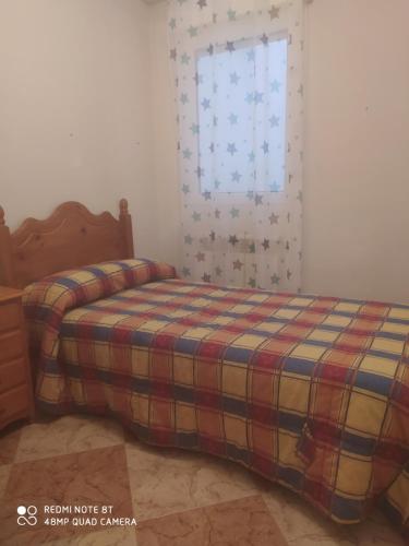 a bedroom with a bed and a window at Vivienda céntrica en Las Navas in Las Navas del Marqués