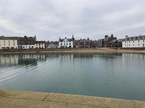 Gallery image of Old Town Apartment, harbour, garden & summerhouse in Stonehaven