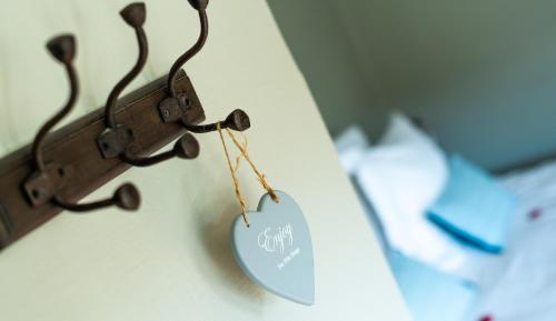 a sign hanging on a wall next to a bed at B&B Maison Rabelais in De Haan