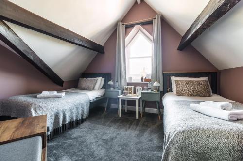 Ένα ή περισσότερα κρεβάτια σε δωμάτιο στο Weavers Guesthouse by Weavers of Haworth