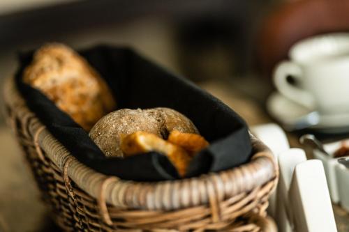 a basket with bread in it on a table at B&B Maison Rabelais in De Haan