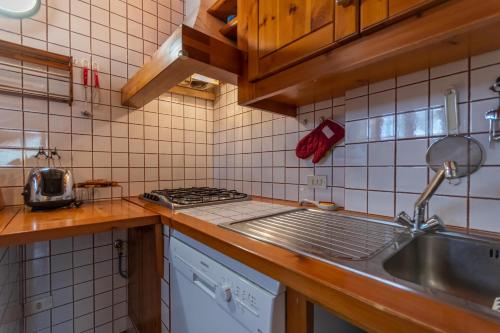 a kitchen with a sink and a stove at Dimora Catitti in Mazzin