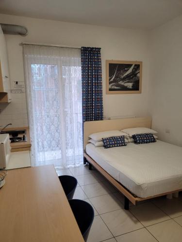 a bedroom with a bed and a large window at Casa Lucia Centro Apartment Deluxe in Sottomarina