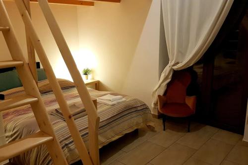 Habitación pequeña con escalera y silla en A casa di Rudy, en Biancavilla