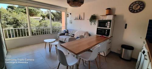 une cuisine et un salon avec une table et des chaises dans l'établissement PORTO CRISTO - AU PORT SANS VIS A VIS -WIFI - Parking, à Saint-Cyprien