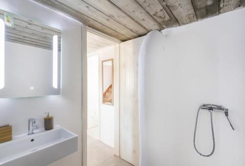 uma casa de banho com um lavatório e um chuveiro em Ocean view villa em Míconos