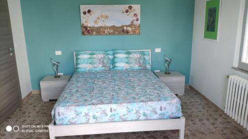 フランカヴィッラ・アル・マーレにあるTra cielo e mareの青い壁のベッドルーム1室