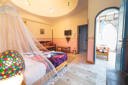 En eller flere senge i et værelse på Villa Nile House Luxor