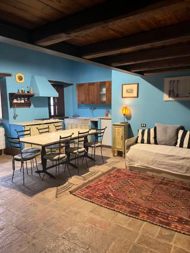 uma sala de estar com uma mesa e cadeiras e uma cama em Locanda Rovicciano em Castel Ritaldi