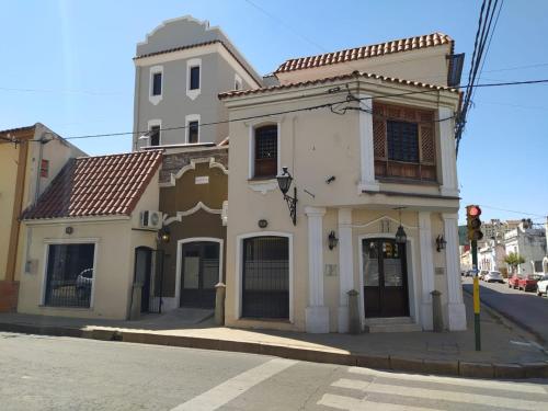 un edificio blanco en la esquina de una calle en Posada del Marques Salta en Salta
