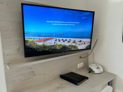 Televisyen dan/atau pusat hiburan di Ferienwohnanlage Schwabe mit Schwimmbad